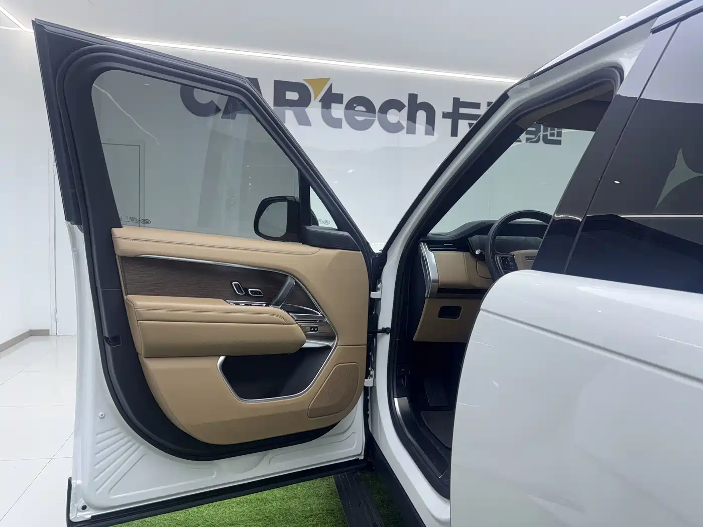Land Rover Range Rover 2024 3.0 L6 400PS Golden Age Extended 7-Seater фото 18