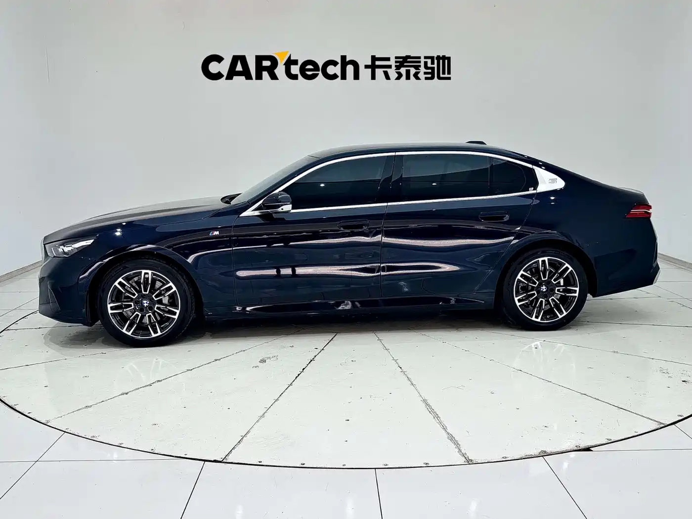 BMW 5 Series 2025 530Li Leading M Sport Package фото 6
