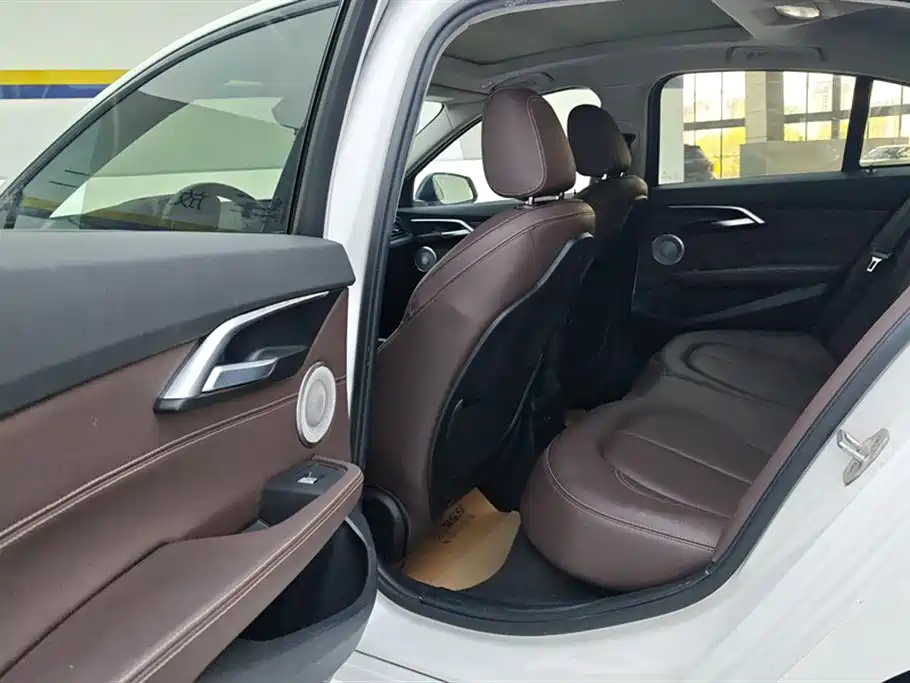 BMW 1 Series 2021 120i M Sport Shadow Edition фото 11