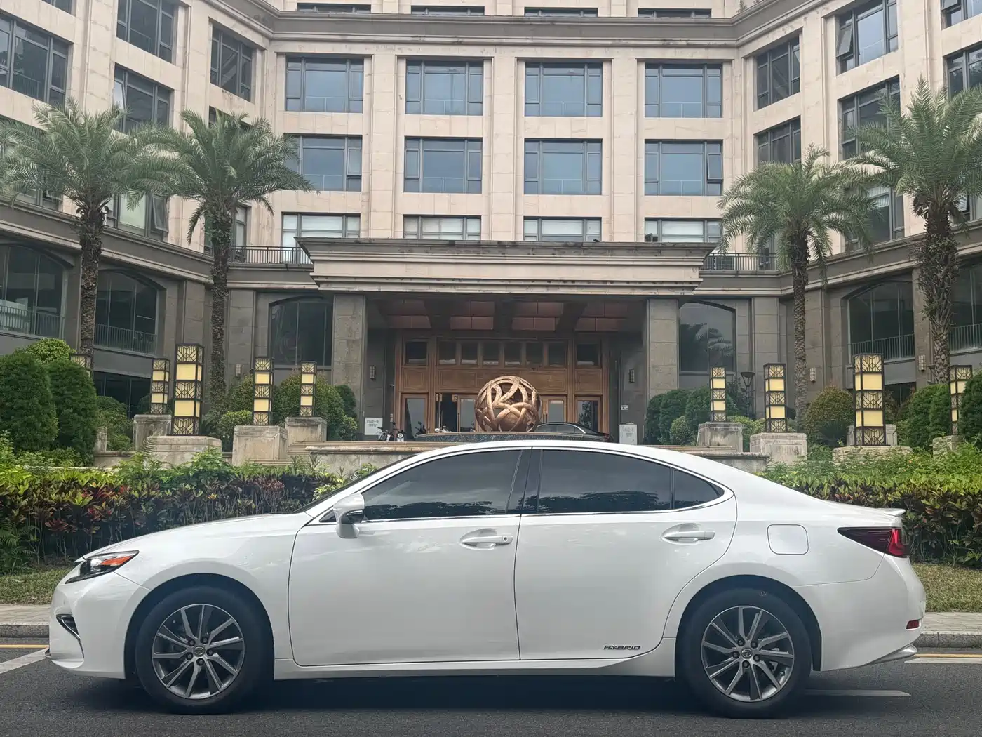 Lexus ES 2015 300h Comfort Edition фото 4