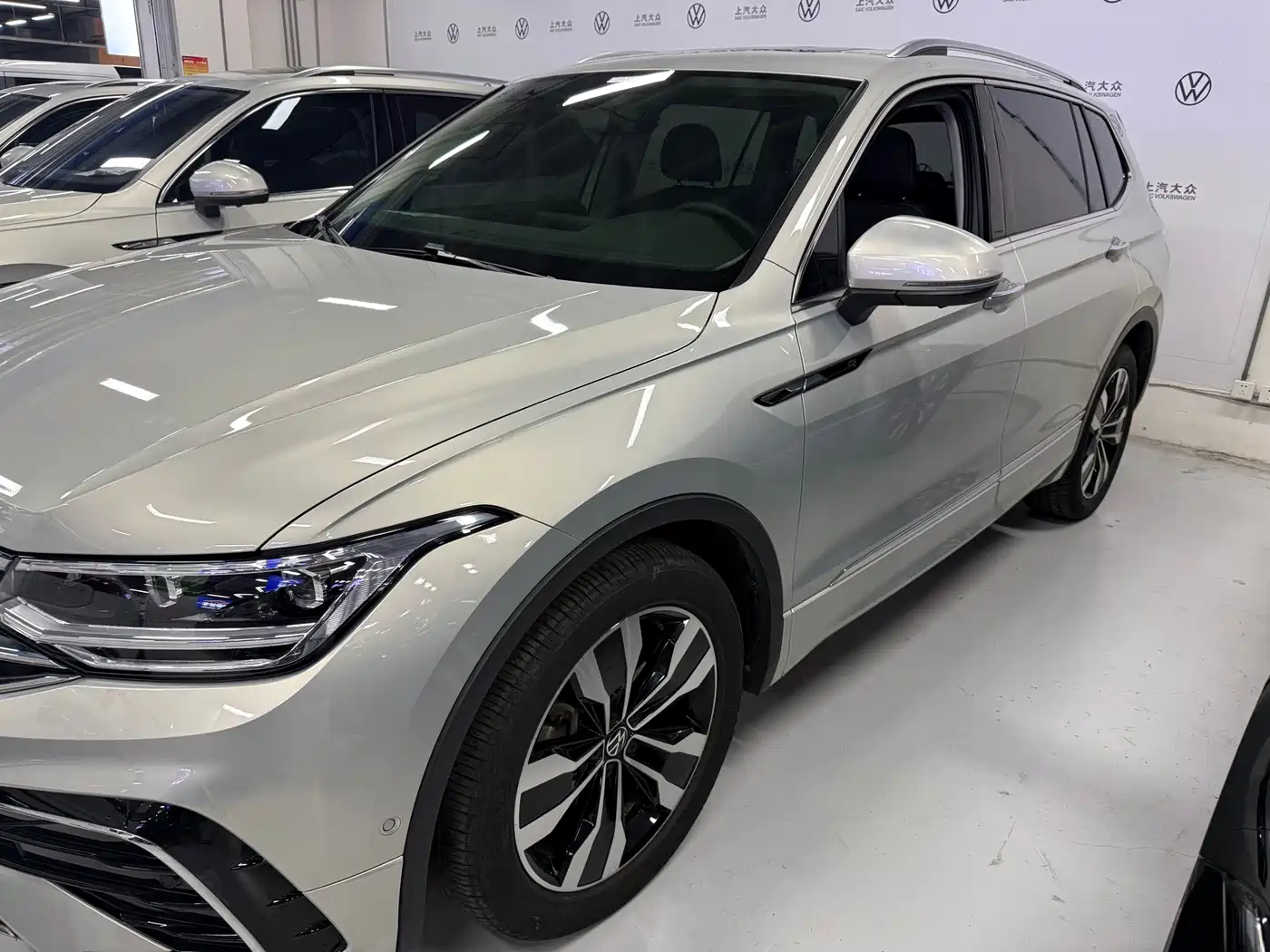 Volkswagen Tiguan L 2022 330TSI Auto 2WD R-Line Premium Edition фото 2