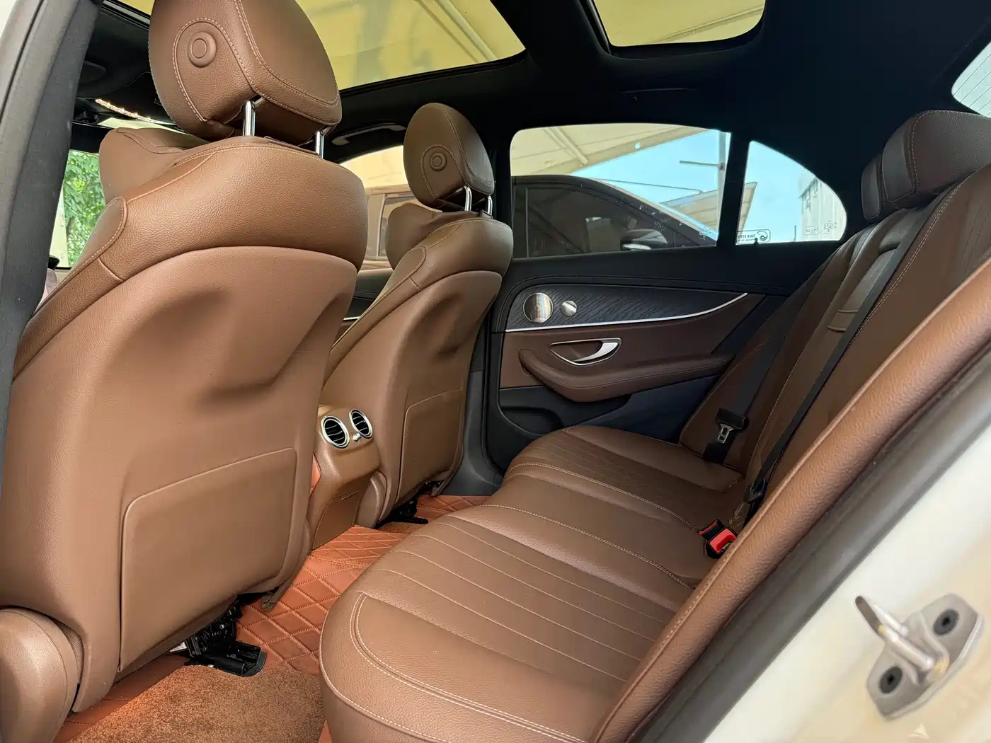 Photo 10 - Mercedes-Benz E-Class (Import)
