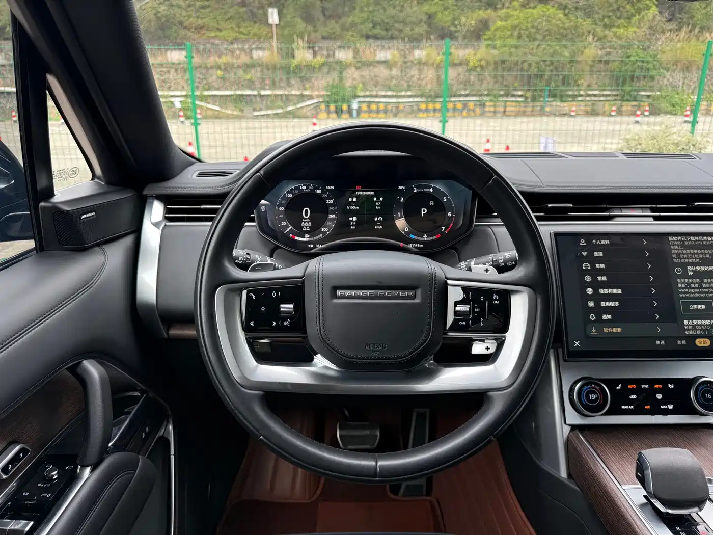 Land Rover Range Rover 2023 3.0 L6 400PS Golden Age 7-Seater Long Wheelbase фото 10