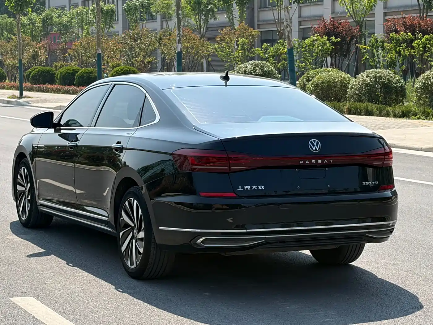 Volkswagen Passat 2022 330TSI Starlight Luxury Edition фото 16