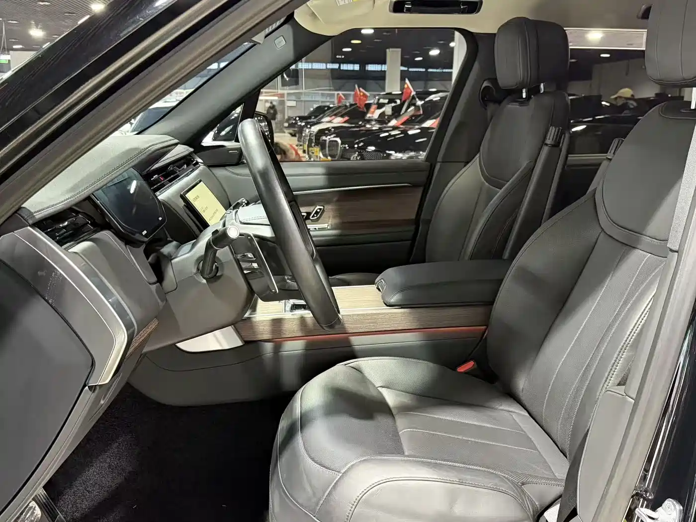 Land Rover Range Rover 2023 3.0 L6 400PS Golden Age 7-Seater Long Wheelbase фото 4