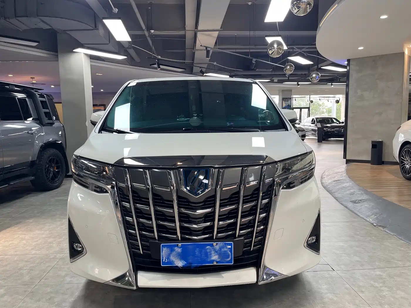 Toyota Alphard 2021 Hybrid 2.5L Luxury фото 2