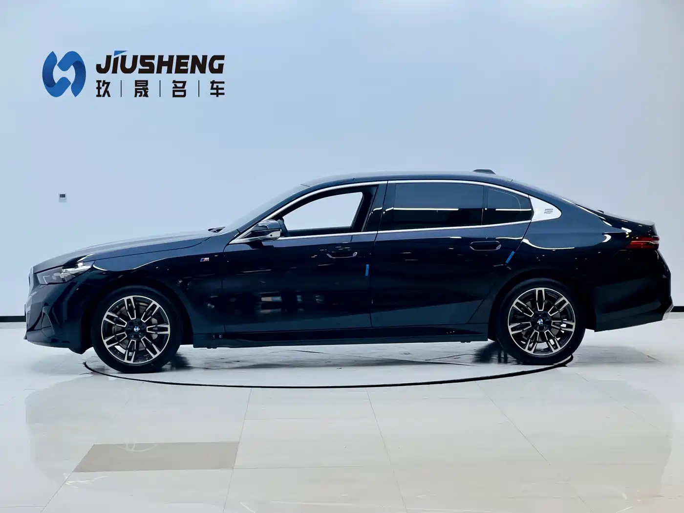 BMW 5 Series 2025 530Li Leading M Sport Package фото 3