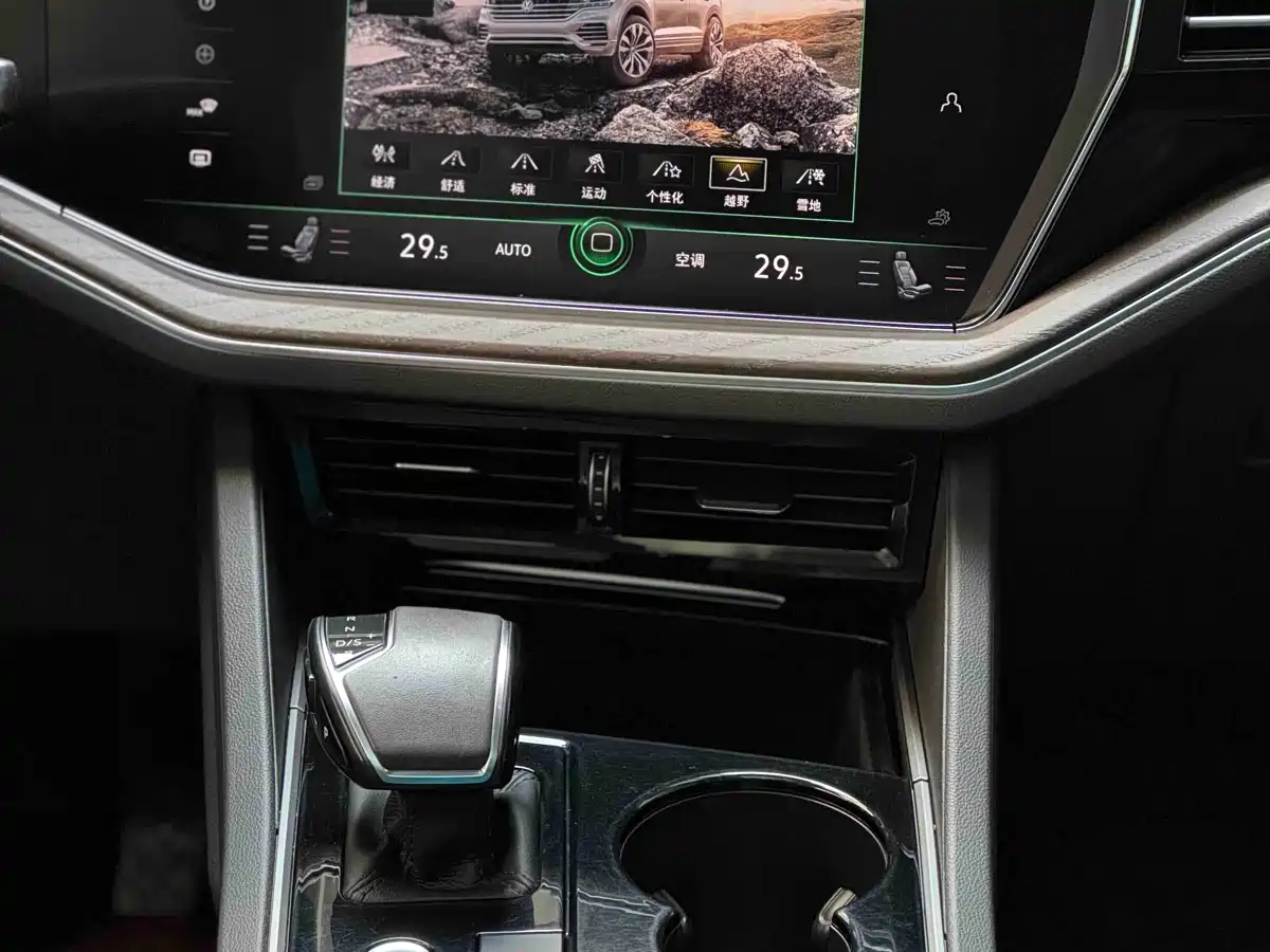 Volkswagen Touareg 2019 3.0TSI Sharp Edge Edition China VI фото 12