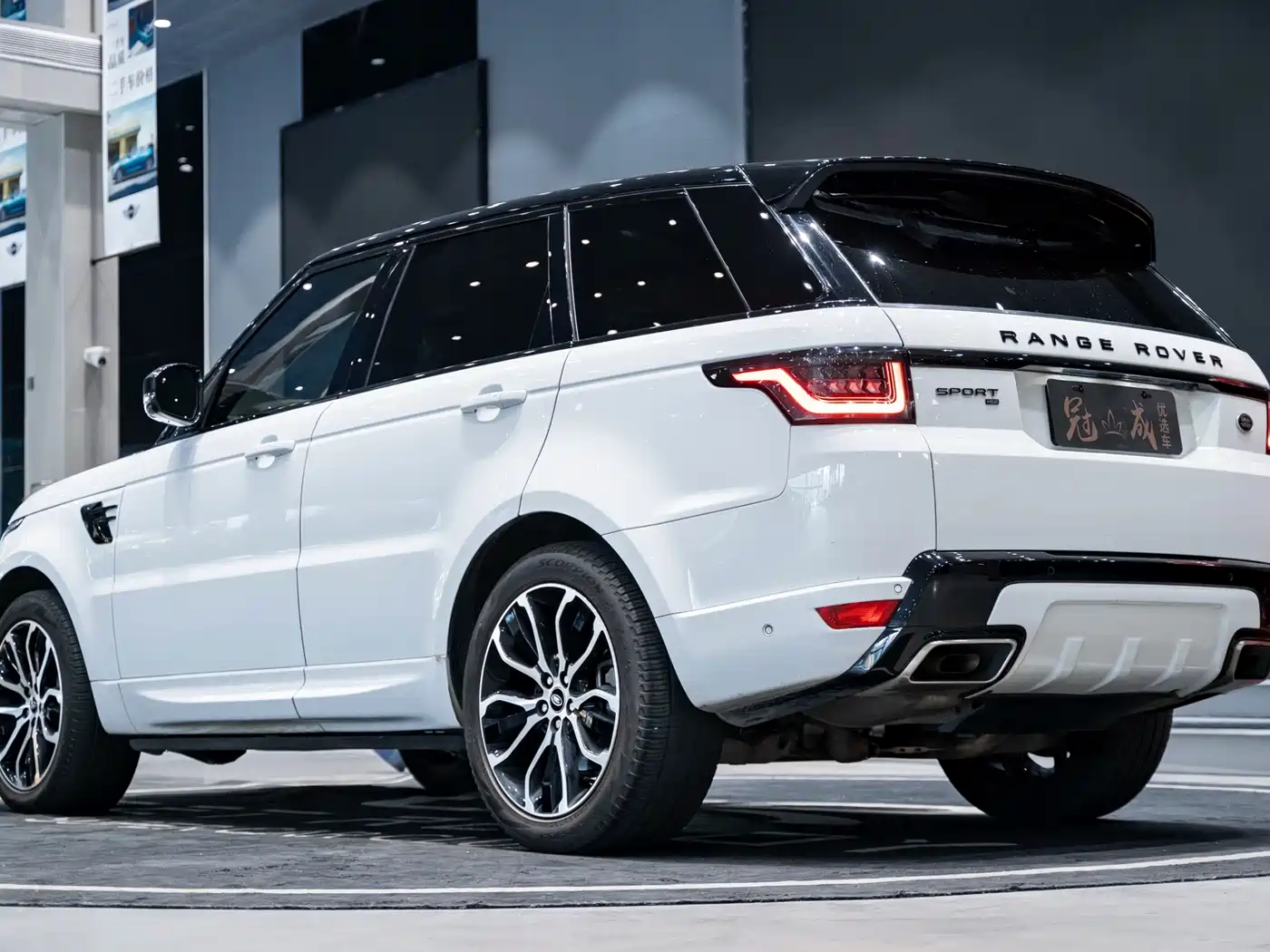 Land Rover Range Rover Sport 2021 3.0 L6 Gloss Black Edition фото 4