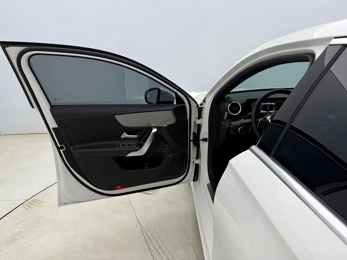 Mercedes-Benz A-Class 2023 A 180 L фото 20