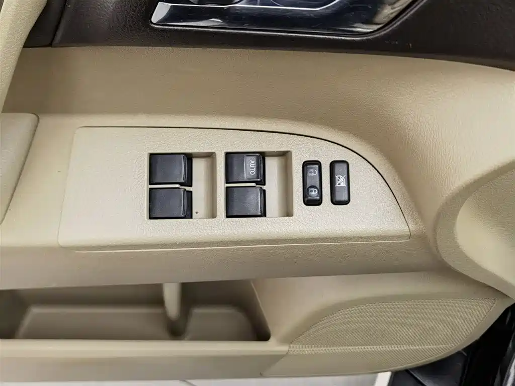 Toyota Highlander 2012 2.7L 2WD 7-Seater Luxury Edition фото 9