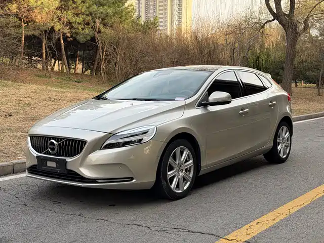 volvo v40