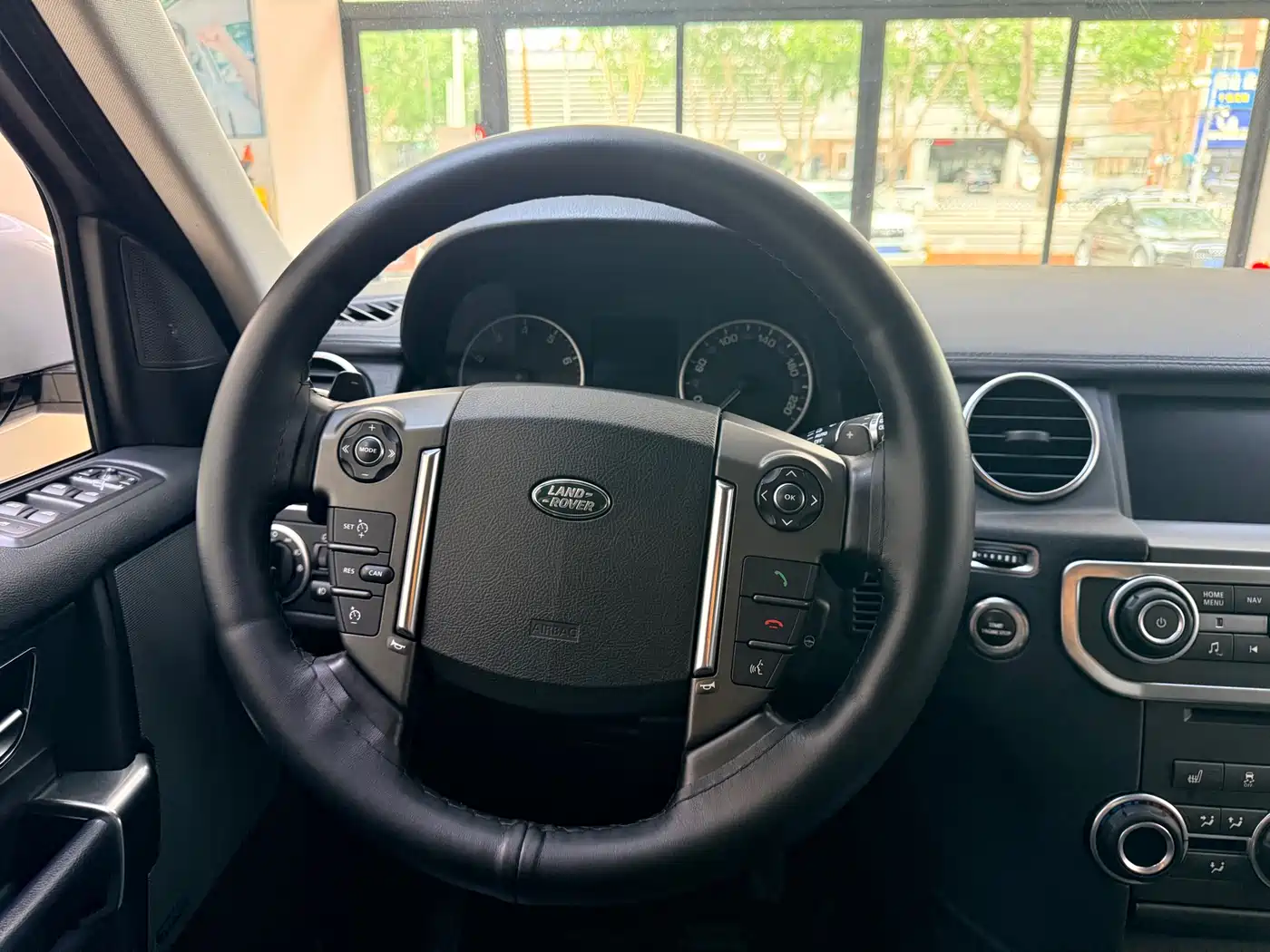 Land Rover Discovery 2016 3.0 SC V6 SE фото 14