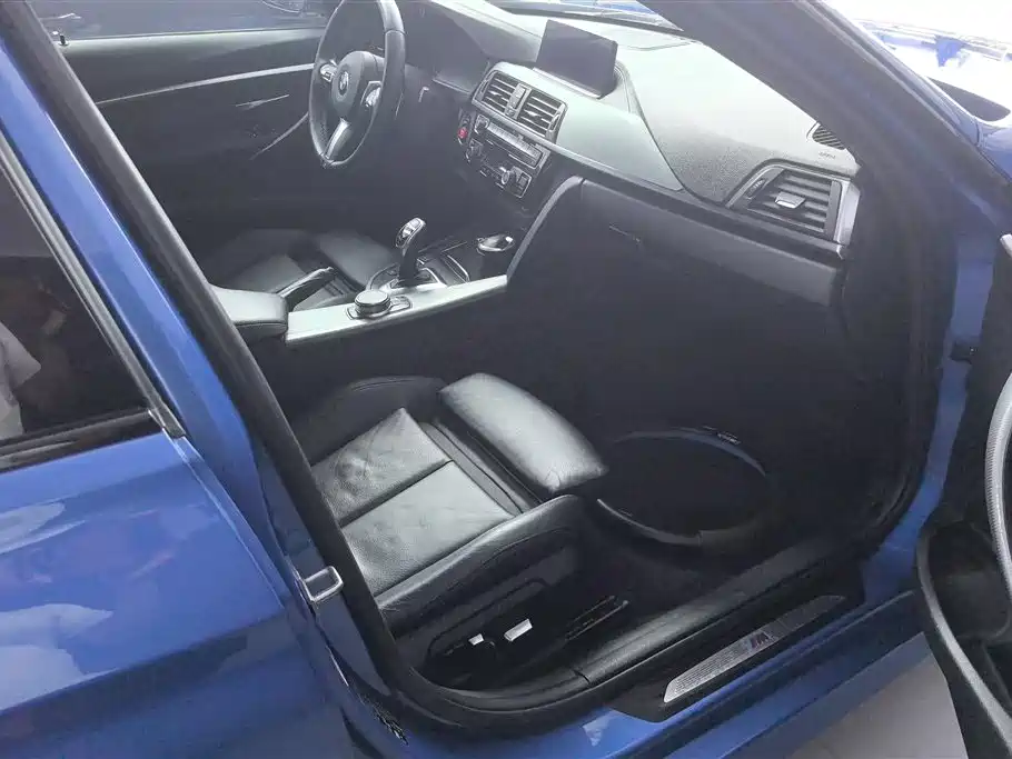 BMW 3 Series 2018 320i M Sport Black Night Edition фото 8