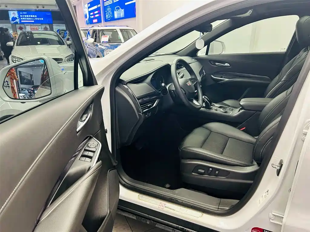 CADILLAC XT4