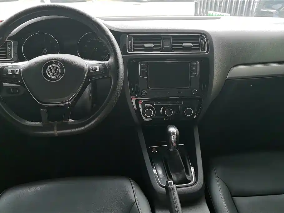 Volkswagen Sagitar 2018 1.6L Automatic Comfort фото 12