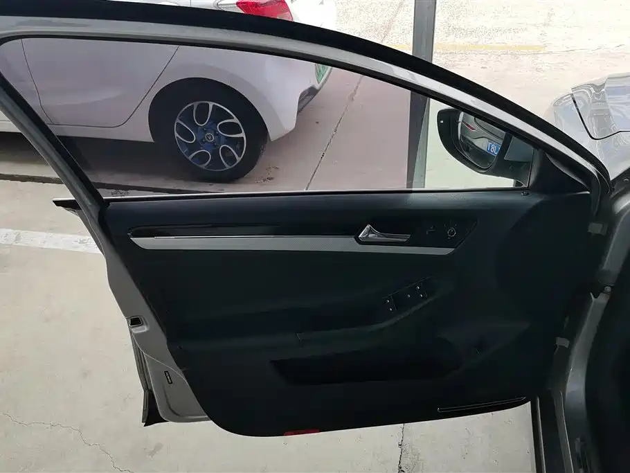 Volkswagen Sagitar 2017 1.6L Automatic Comfort фото 7