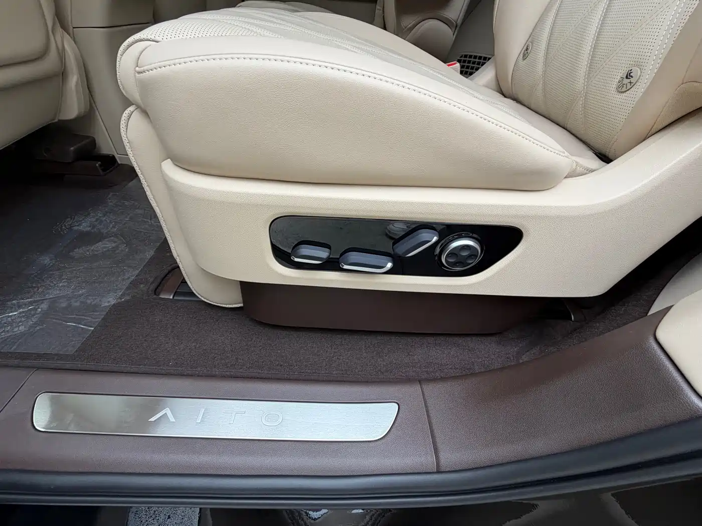 AITO Wenjie AITO M9 2026 Extended Range Ultra Edition 52kWh 6-seater фото 13