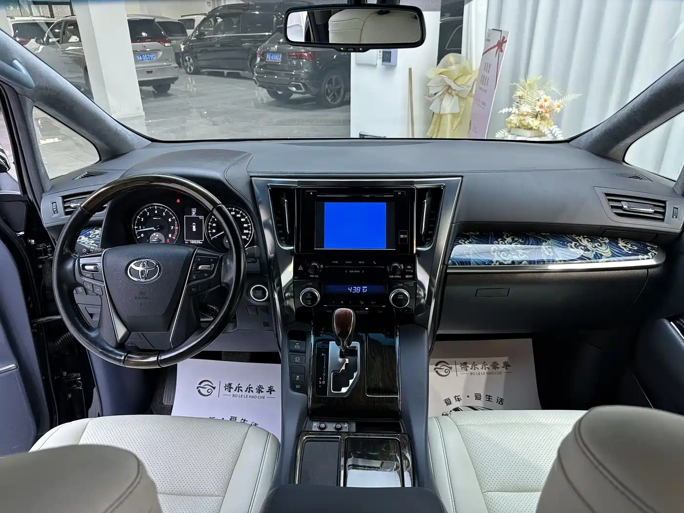 Toyota Alphard 2018 3.5L Luxury фото 15