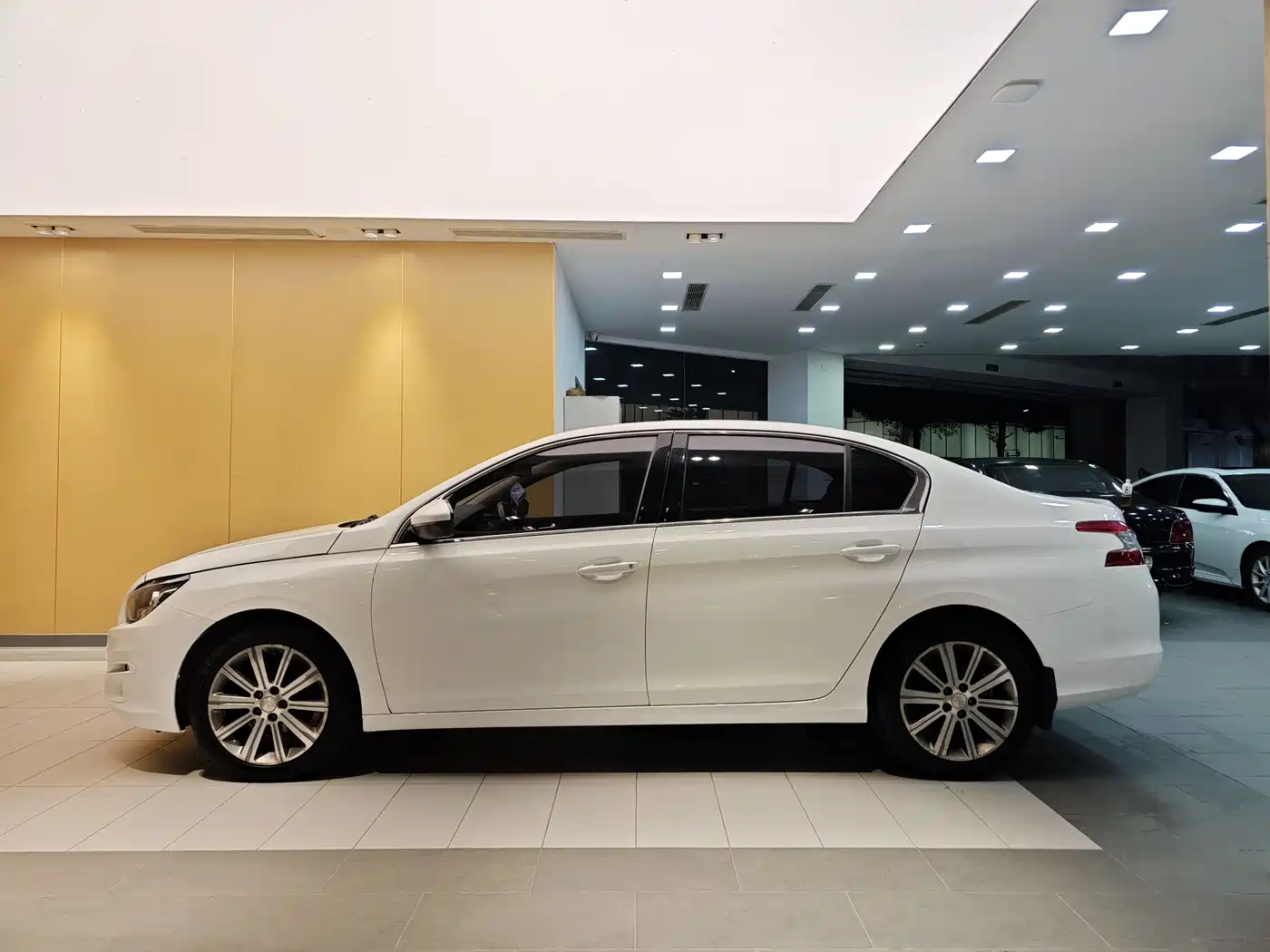 Peugeot 408 2015 Model 1.2T Automatic Luxury Edition фото 7