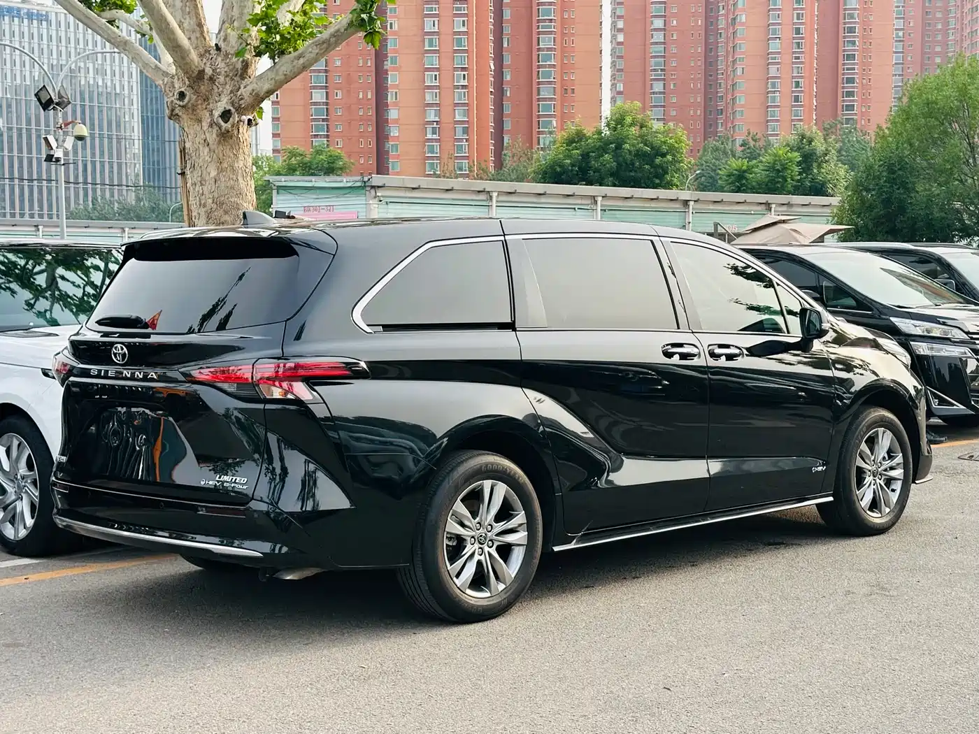 Toyota Sienna 2024 2.5L Hybrid 4WD Premium Edition фото 4