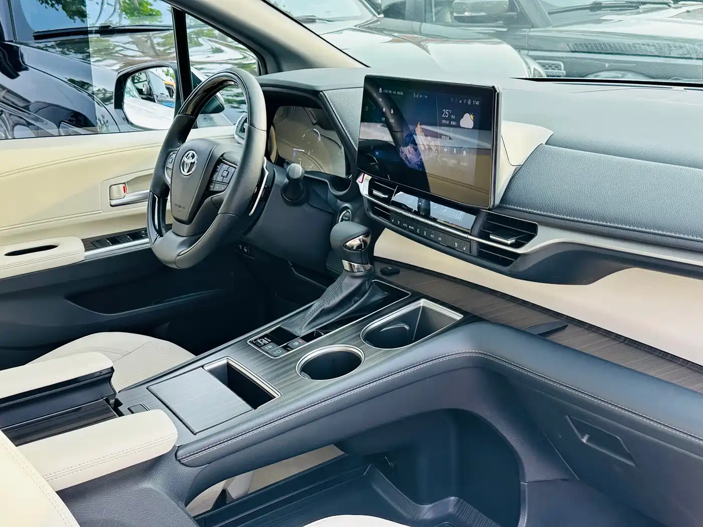 Toyota Sienna 2024 2.5L Hybrid 4WD Premium Edition фото 24