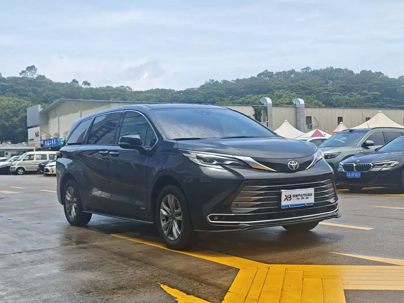 Toyota Sienna 2024 2.5L Hybrid Luxury Edition фото 3
