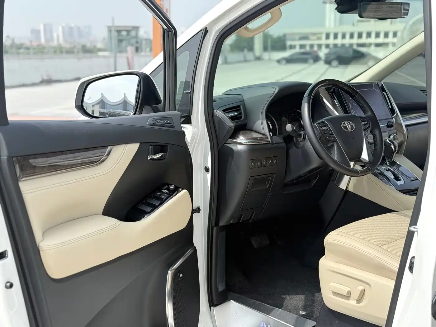 Toyota Alphard 2021 Hybrid 2.5L Ultimate фото 4