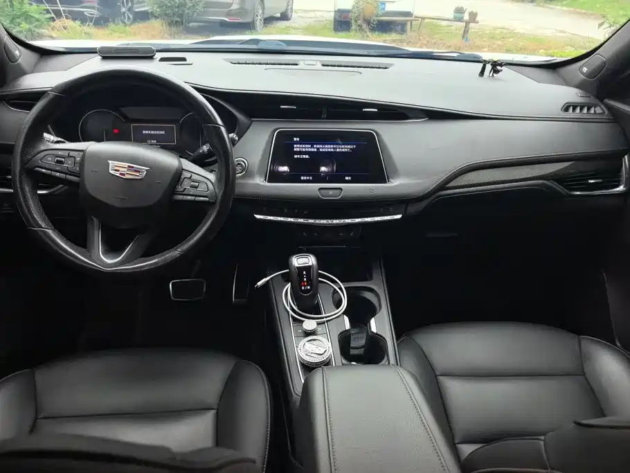 Фото 12 - Cadillac XT4