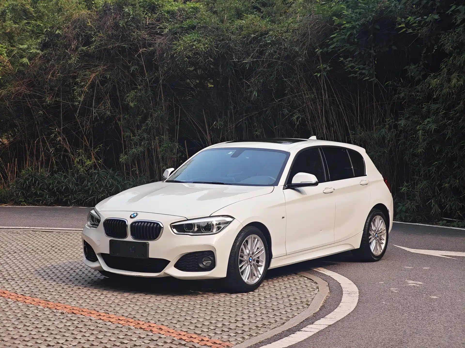 Photo 1 - BMW 1 Series (Import)