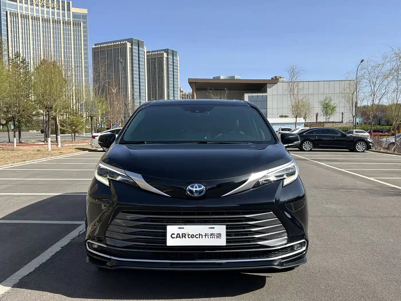 Toyota Sienna 2021 2.5L Hybrid Premium Edition фото 2