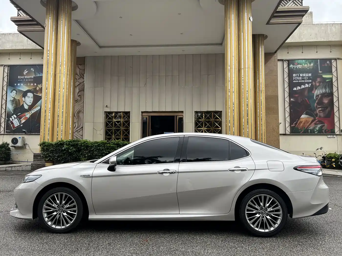 Toyota Camry 2018 Hybrid 2.5HG Luxury Edition фото 12