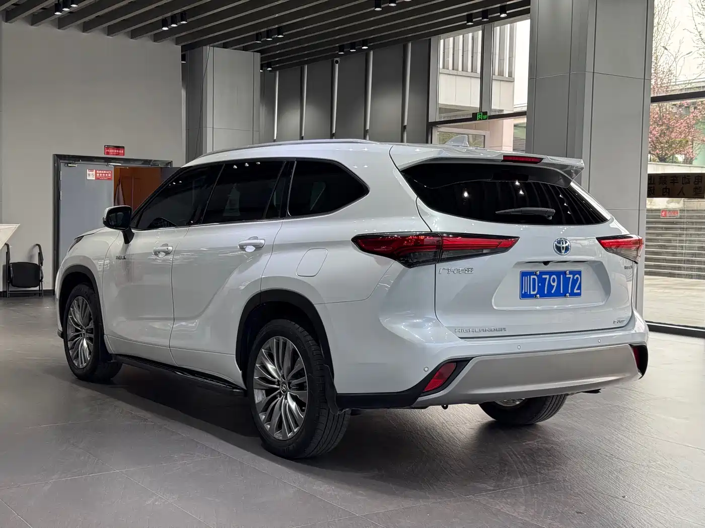 Toyota Highlander 2023 2.5L Smart Hybrid Dual Engine AWD Premium 7-Seater фото 7