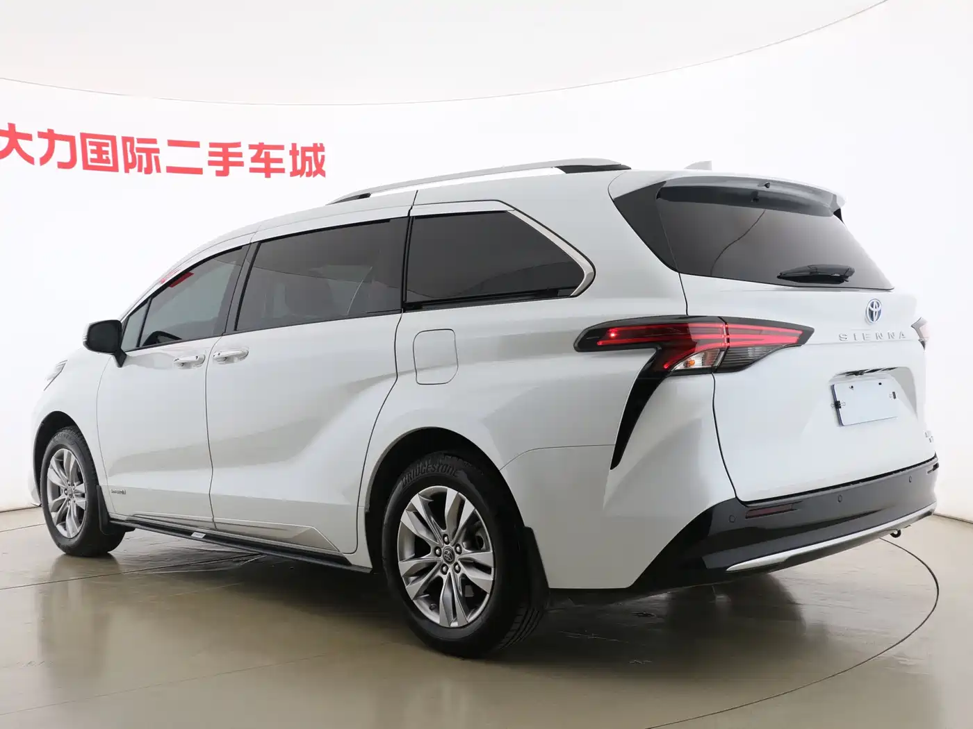 Toyota Sienna 2021 2.5L Hybrid Platinum Edition фото 13