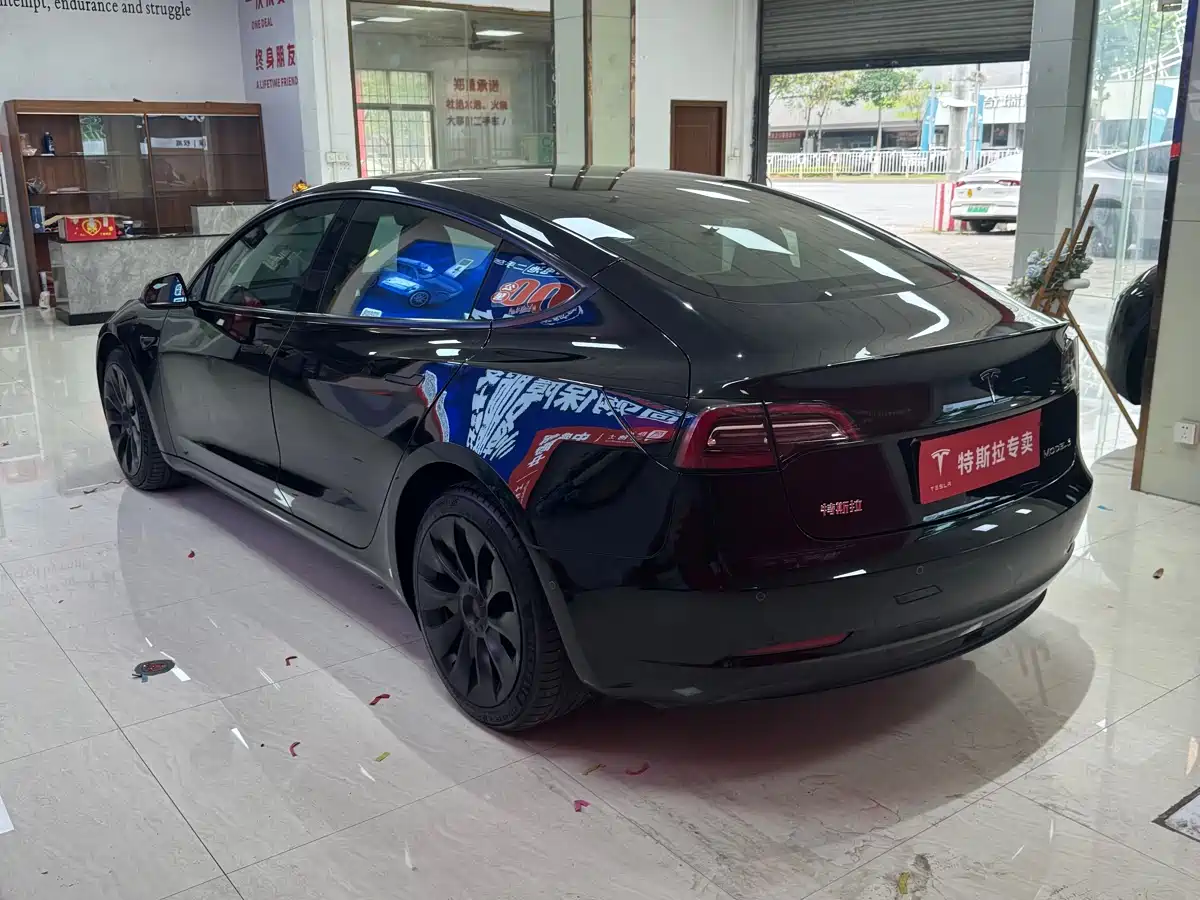 TESLA MODEL 3