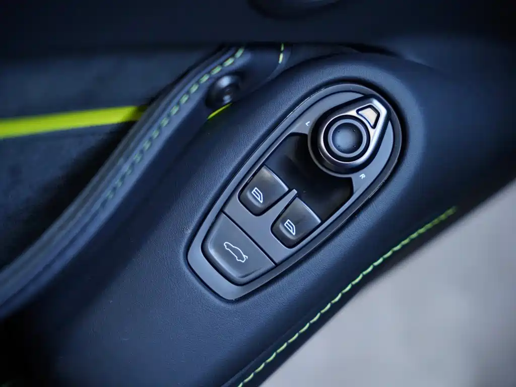 Фото 32 - Aston Martin Vantage