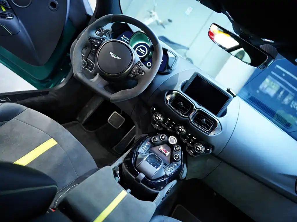 Фото 49 - Aston Martin Vantage