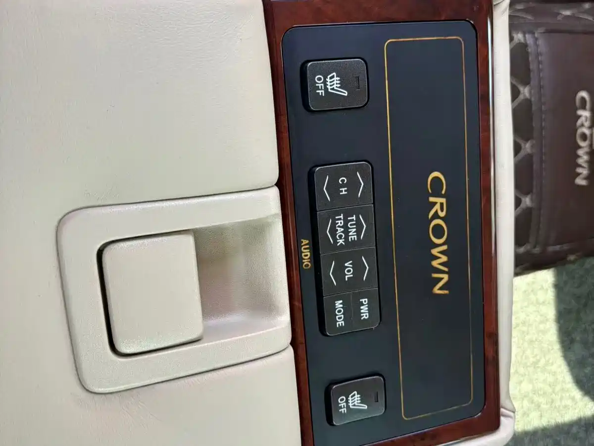 Toyota Crown 2012 2.5L Royal Leather Edition фото 15