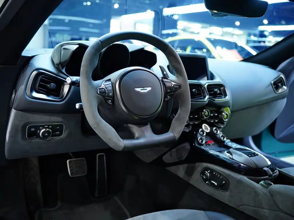Фото 39 - Aston Martin Vantage