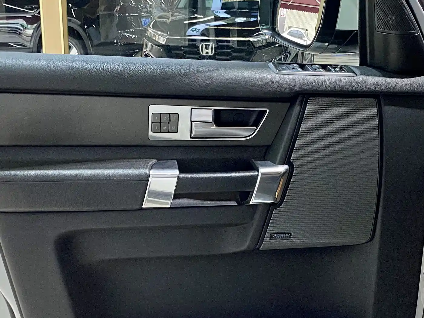 Land Rover Discovery 2014 3.0 SC V6 HSE фото 14