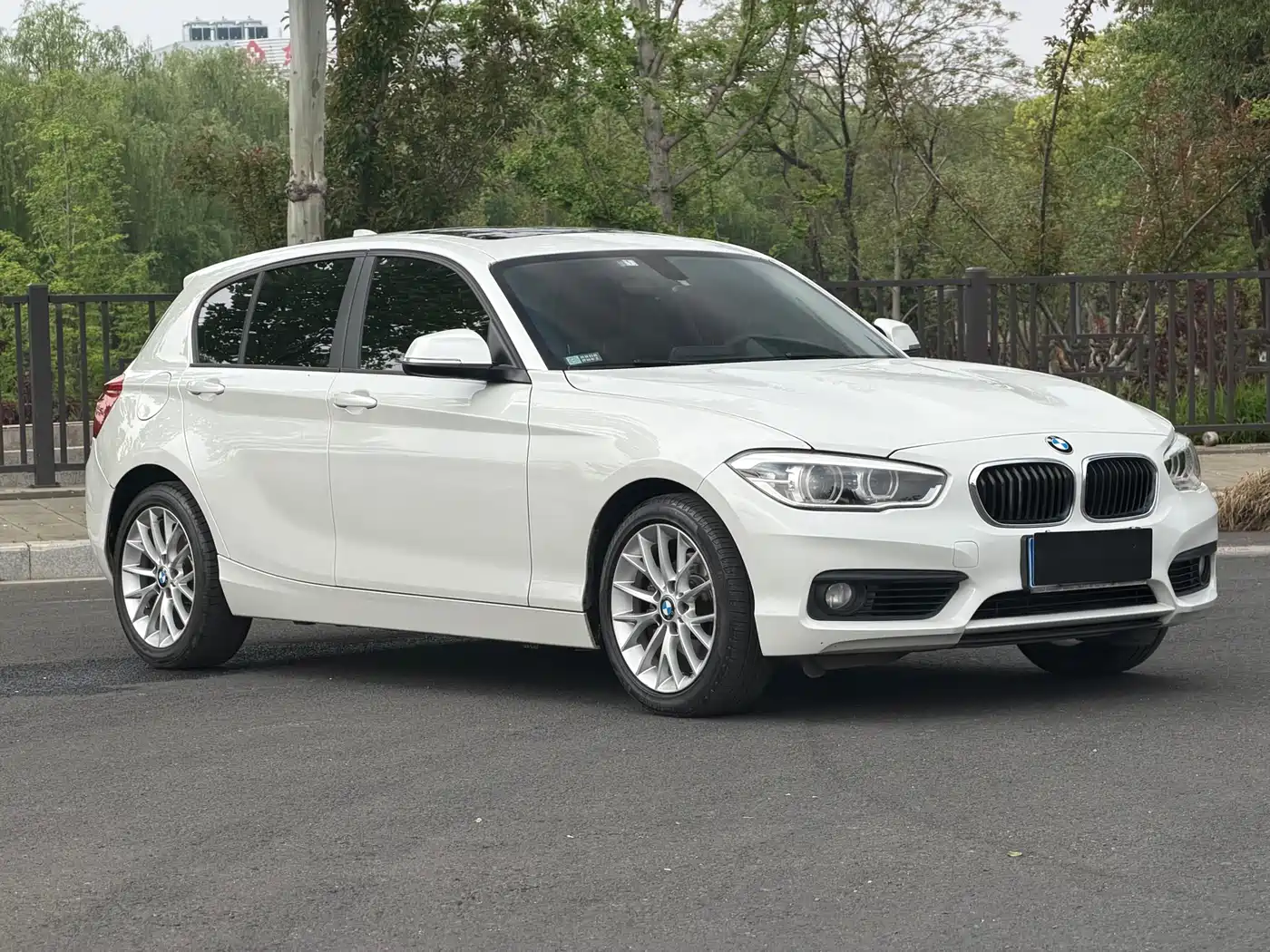 BMW 1 Series (Import) 2015 120i Leading фото 3