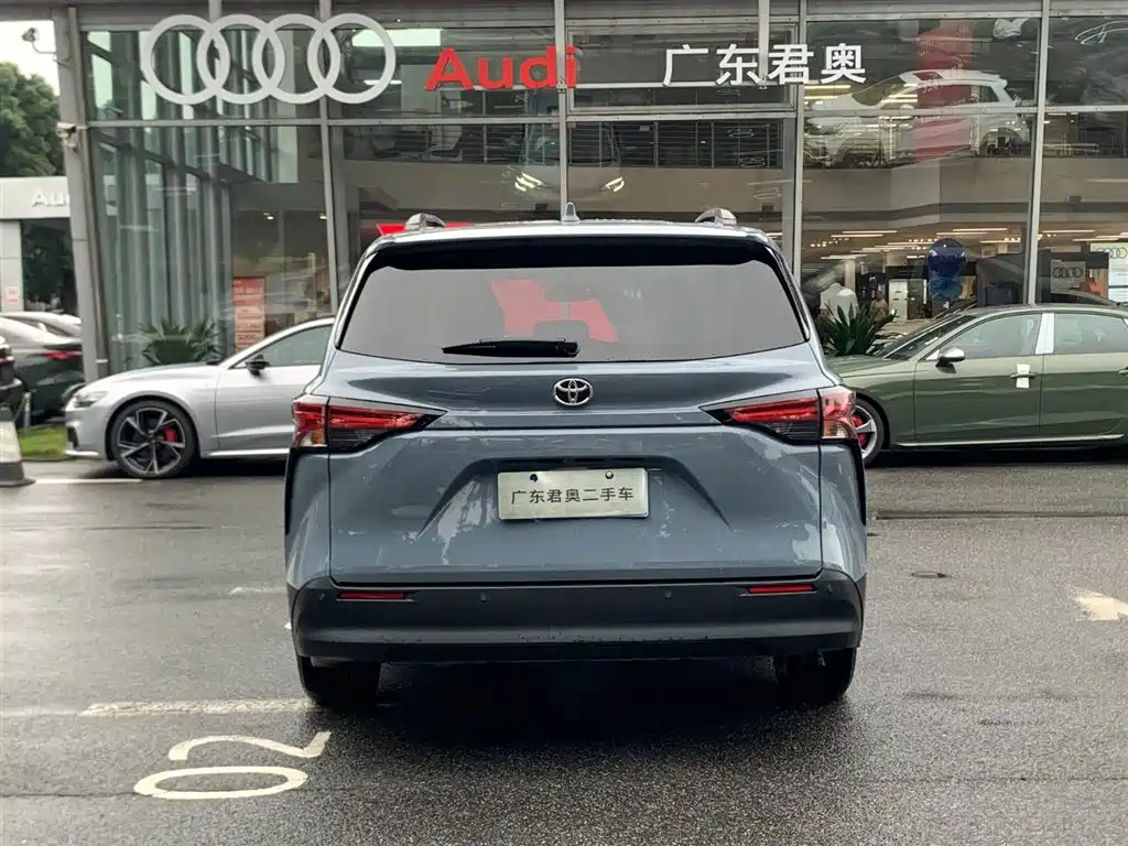Toyota Sienna 2024 2.5L Hybrid Comfort Edition фото 4
