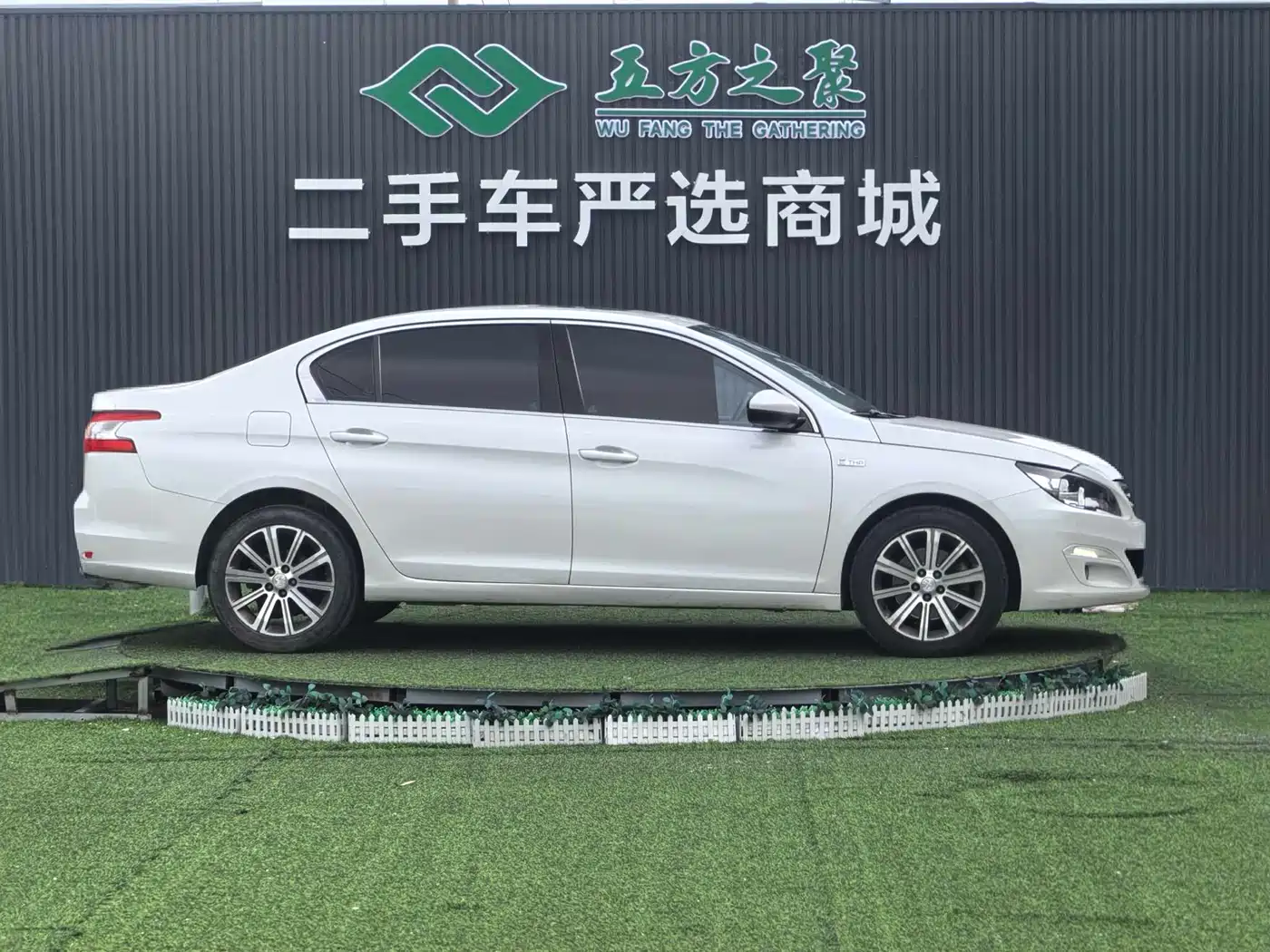 Peugeot 408 2016 1.6T Automatic Luxury Edition фото 4