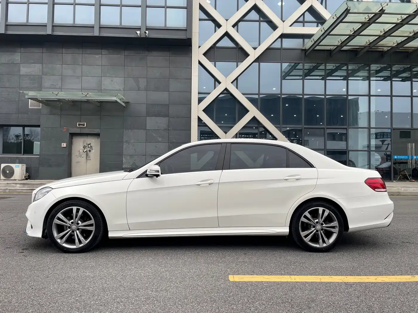 Mercedes-Benz E-Class 2015 Facelift E 200 L Sport фото 4