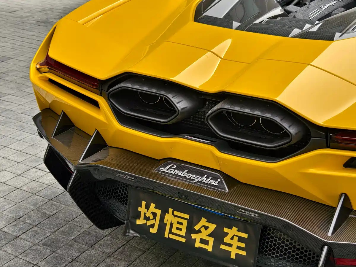 LAMBORGHINI REVUELTO