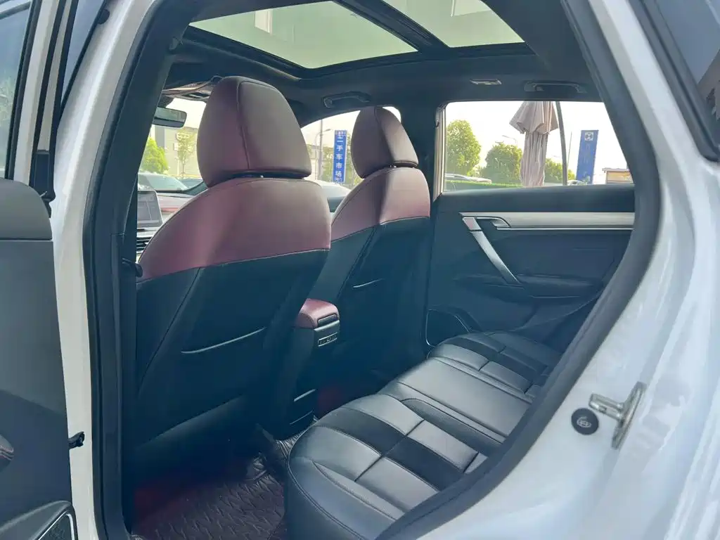 Фото 8 - Geely Binyue