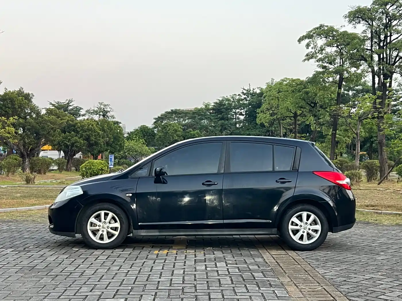 Nissan Tiida 2010 2011 1.6L CVT Luxury