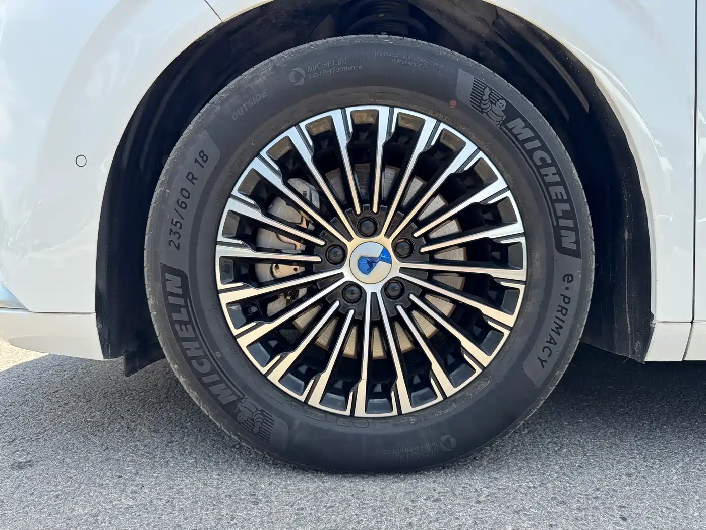 Denza D9 2023 2022 DM-i 970 AWD Flagship