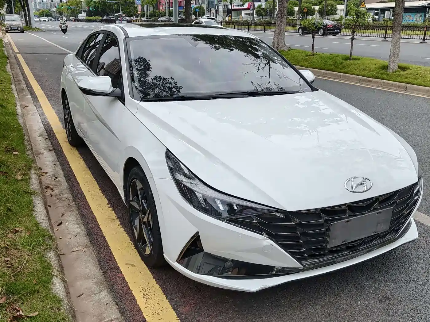 Hyundai Elantra 2022 1.5L CVT GLS Leading Edition фото 3