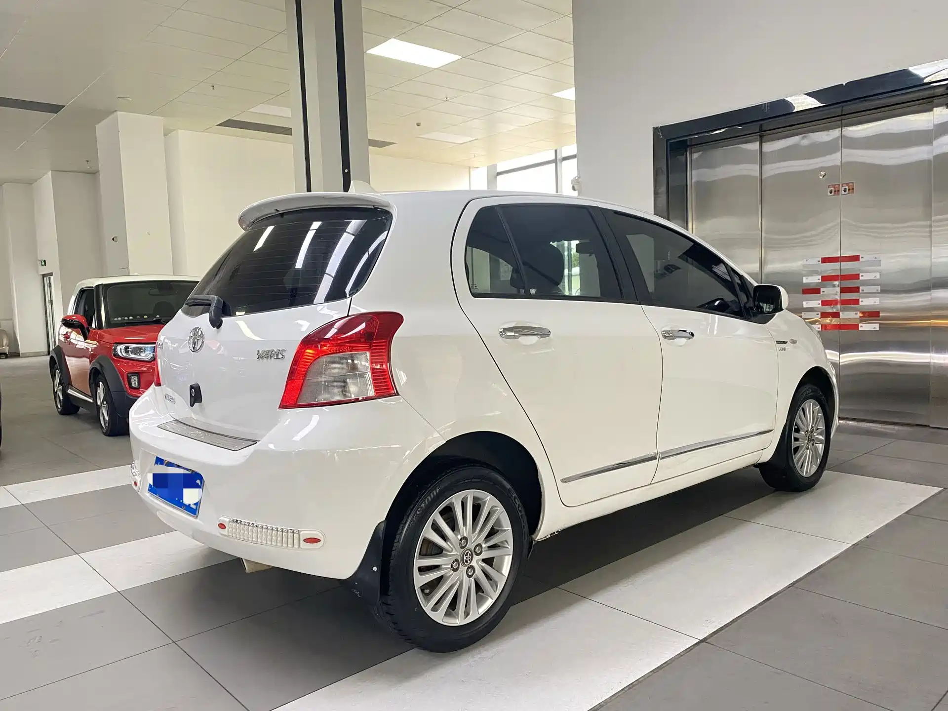 Фото 8 - Toyota Yaris